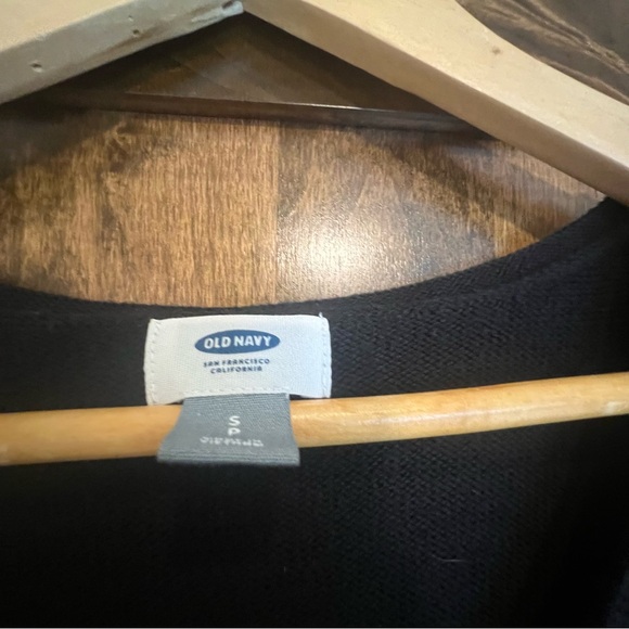 Black woman’s size medium Old Navy V-Neck sweater. - Picture 2 of 5